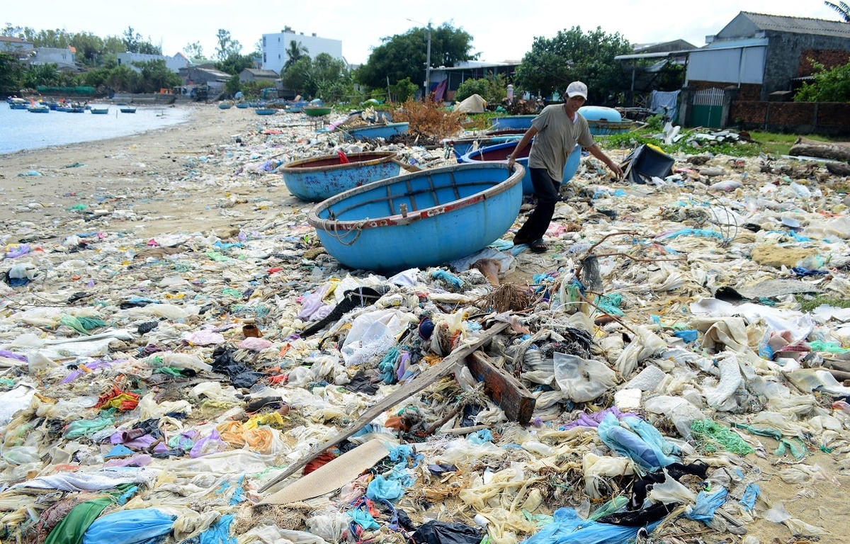 Nhiều loại rác thải khó phân hủy trôi dạt vào bờ.