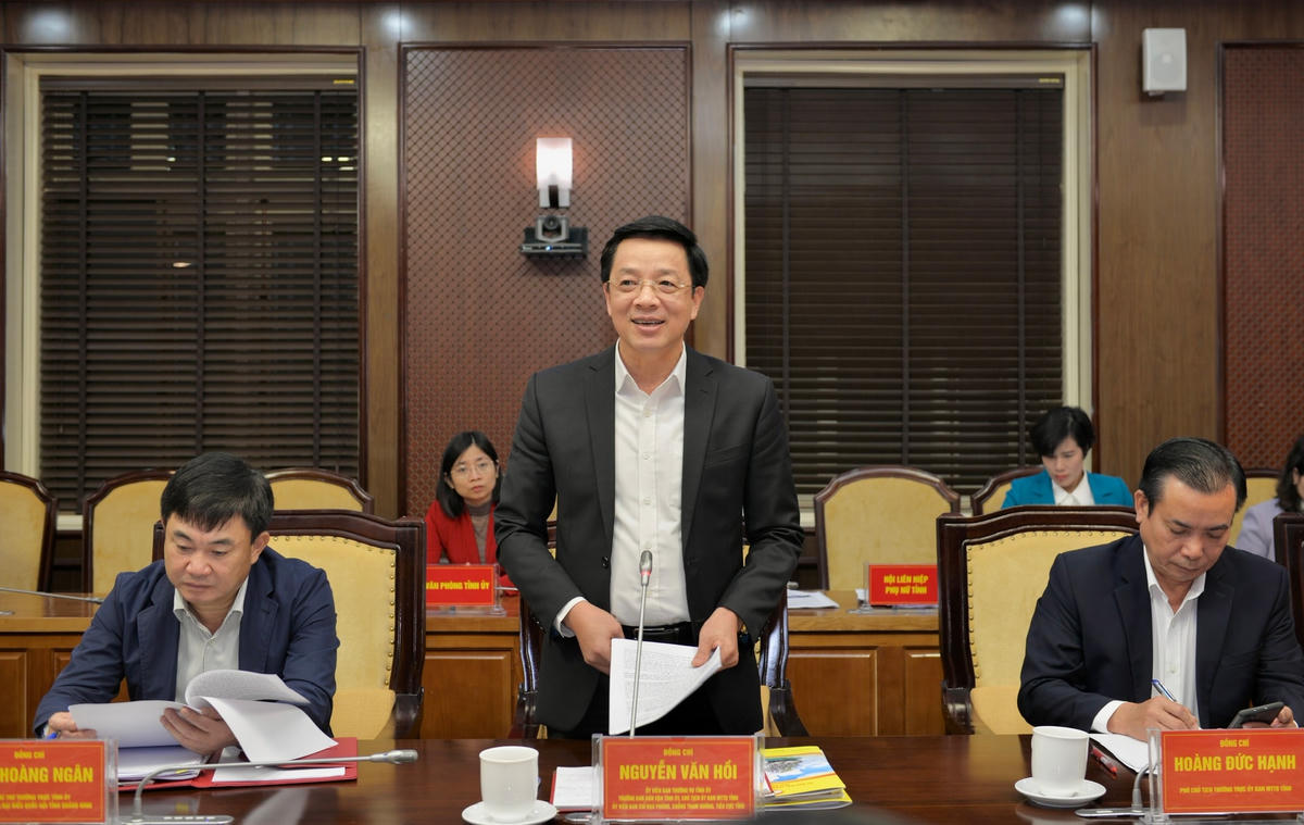Ông Nguyễn Văn Hồi, Trưởng Ban Dân vận Tỉnh ủy, Chủ tịch Ủy ban MTTQ Việt Nam tỉnh Quảng Ninh báo cáo các kết quả nổi bật trong thực hiện nhiệm vụ công tác Mặt trận tỉnh Quảng Ninh năm 2022.