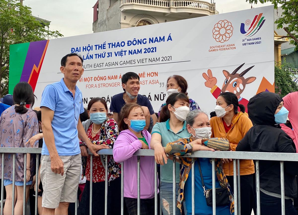 [Ảnh] CĐV trải chiếu, nằm trước SVĐ Cẩm Phả để chờ nhận vé chung kết bóng đá nữ