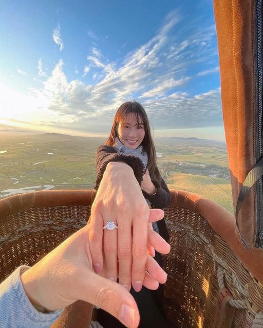 Khoảnh khắc Diễm My được bạn trai cầu hôn. 