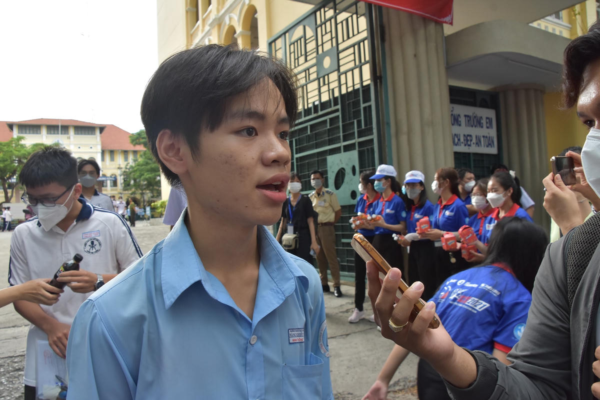 Nguyễn Minh Thông (Trường THPT năng khiếu Thể dục thể thao) chia sẻ: "Đề Toán năm nay em đánh giá là vừa sức, không quá khó nhưng cũng không dễ. Bản thân em chắc sẽ đạt khoảng 8 điểm. Từ câu 1 đến câu 30 đều là những câu dễ. Từ câu 35 trở đi bắt đầu mới có sự phân hoá. Tuy nhiên các câu từ 45 đến 50 lại có phần dễ hơn so với các năm trước đây". 
