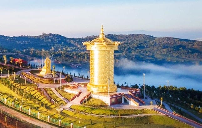 Đại Bảo tháp Kinh luân lớn nhất thế giới tọa lạc trên ngọn đồi cao ở Lâm Đồng.