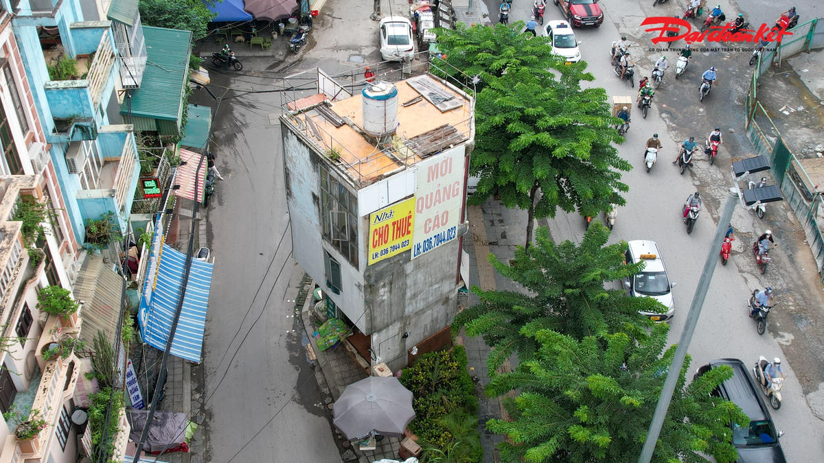 Cũng vì vậy, sau khi đường Vành đai 2 được mở rộng tại phố Đại La, bỗng xuất hiện một ngôi nhà rộng khoảng 15 m2 tại phường Đồng Tâm (Hai Bà Trưng) có tới 4 mặt tiền.