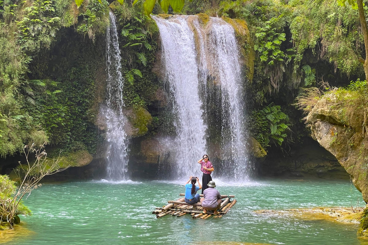 Thác nước thứ hai có độ dốc cao hơn, tạo thành hồ nước lớn. Nơi đây là địa điểm trải nghiệm cho du khách đi bè ngắm cảnh và có thể tắm trong dòng nước mát.