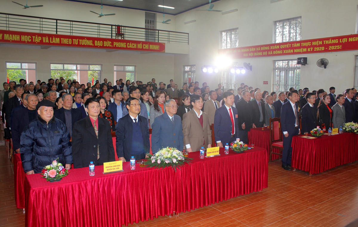 Các đại biểu thực hiện nghi lễ chào cờ tại Lễ kỷ niệm.