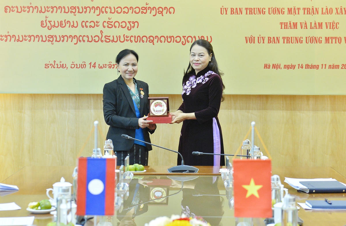 Phó Chủ tịch - Tổng Thư ký Nguyễn Thị Thu Hà tặng quà lưu niệm bà Inlavanh Keobounphanh, Phó Chủ tịch Ủy ban Trung ương Mặt trận Lào xây dựng đất nước.  Ảnh: Minh Đức.  
