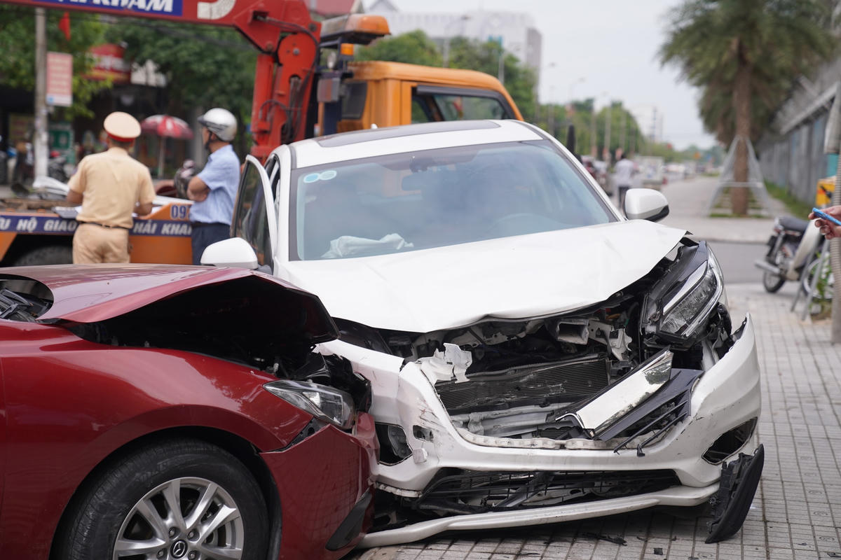 Nhiều phương tiện bị hư hỏng nặng sau cú va chạm liên hoàn.