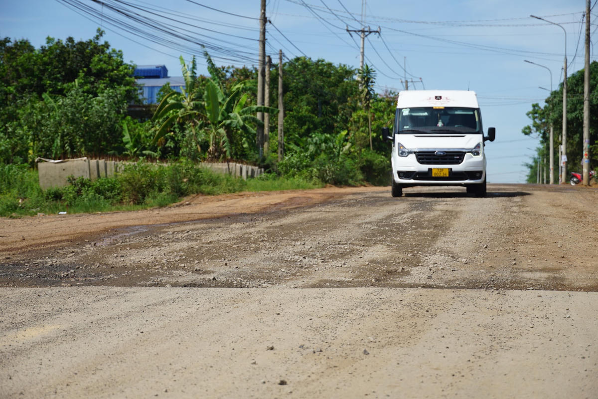 Thi công chậm chạp, đường ĐT763 đang trở thành nỗi ám ảnh với người dân mỗi lần đi qua. Ảnh: Mạnh Thìn.