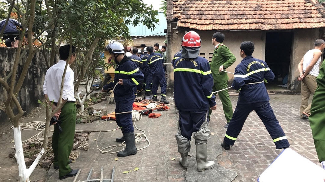 Lực lượng chức năng tham gia giải cứu nạn nhân. Ảnh: Công an TP Hà Nội.