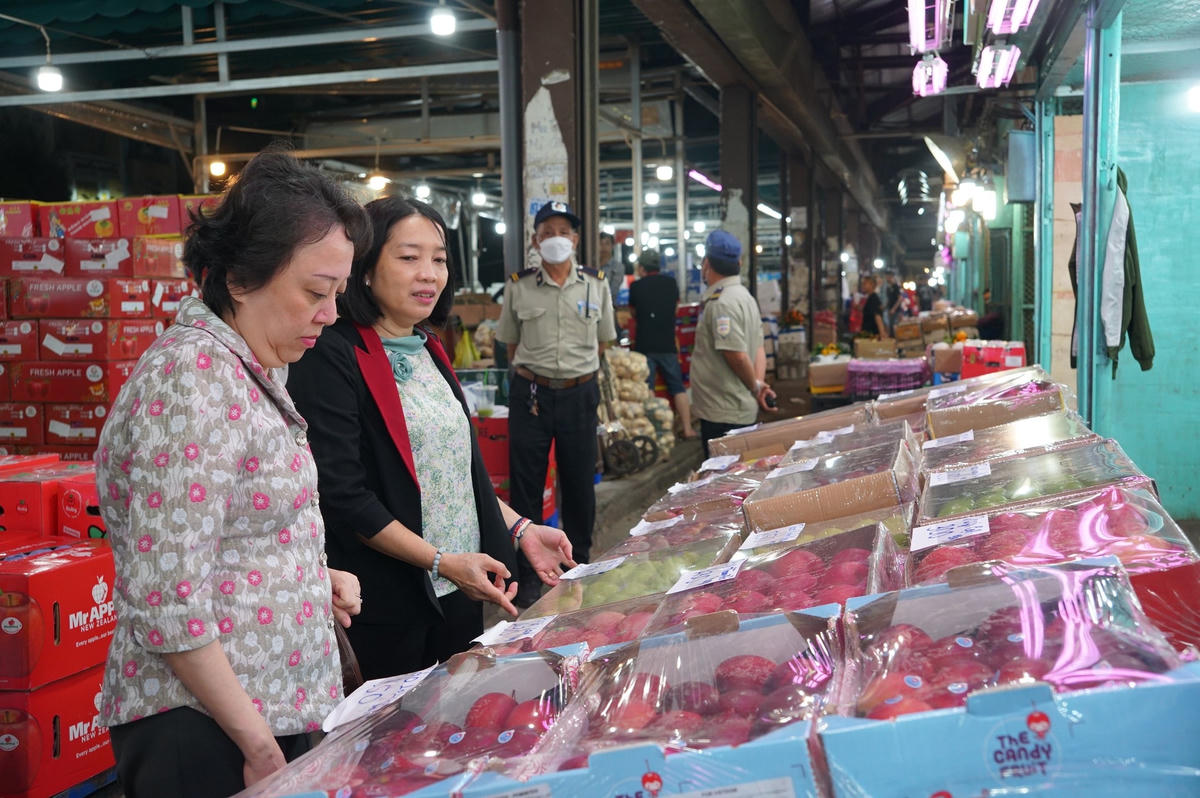 Đoàn kiểm tra an toàn thực phẩm TP Hồ Chí Minh kiểm tra một cơ sở bán sỉ thực phẩm tại Chợ đầu mối nông sản TP Thủ Đức.