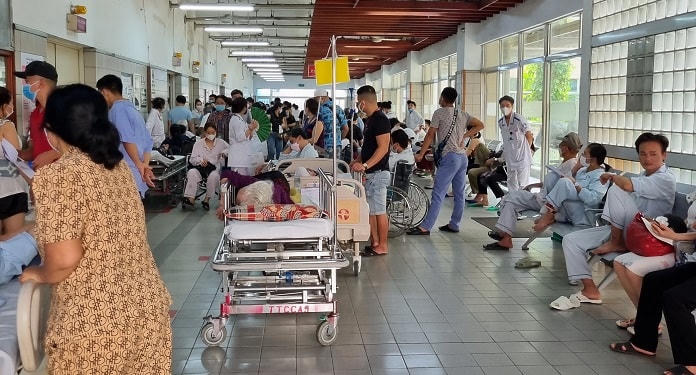 Khám, chữa bệnh tại Bệnh viện Bạch Mai.