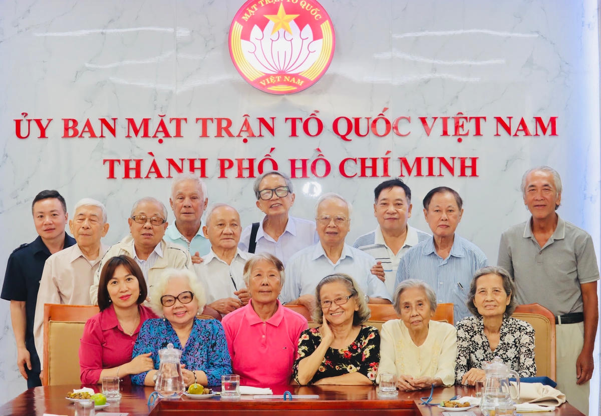 Gặp mặt trao đổi, vận động hiến tặng hiện vật cho Bảo tàng Mặt trận Tổ quốc Việt Nam tại Thành phố Hồ Chí Minh ngày 14/4/2023.