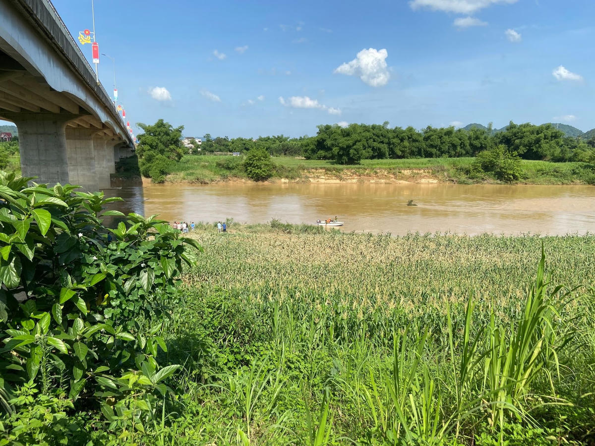 Tính đến 17h chiều ngày 26/5, cơ quan chức năng vẫn đang tìm tung tích người phụ nữ nói trên.