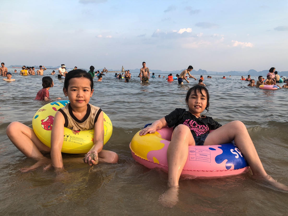 Hai bạn nhỏ thích thú khi được bố mẹ cho đi du lịch tại Hạ Long, đây cũng là món quà dành tặng để các bé chuẩn bị bắt đầu một năm học mới.