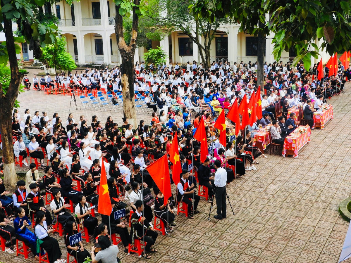 Các em học sinh, thầy cô giáo về dự lễ.