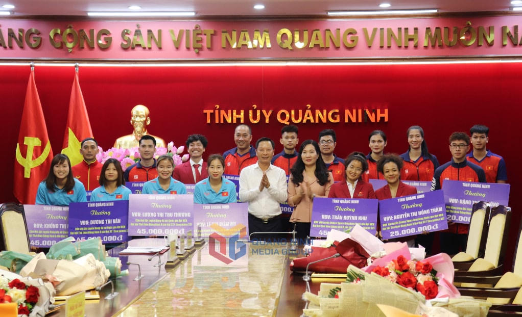 Lãnh đạo tỉnh Quảng Ninh trao tiền thưởng của tỉnh cho các HLV, VĐV. Ảnh: QMG