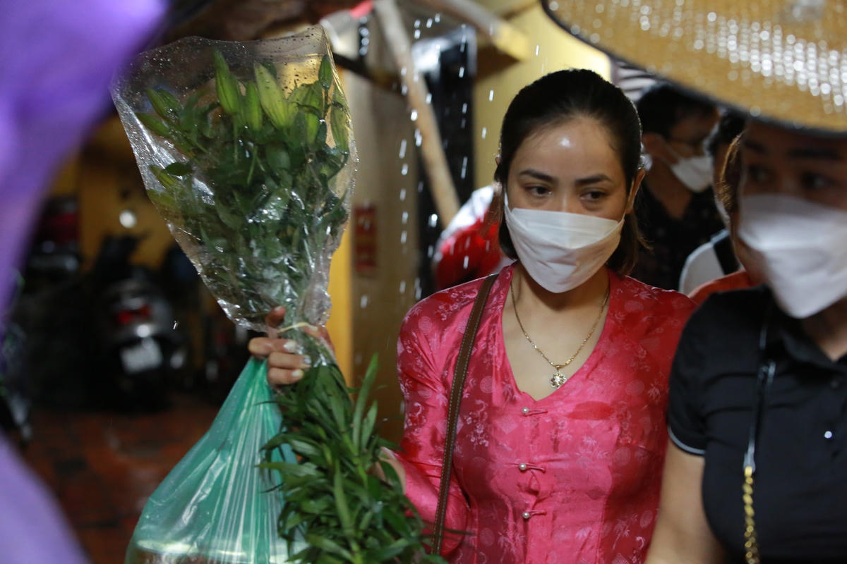 Tranh thủ sau giờ đi làm về, chị Quỳnh Chi (Bắc Từ Liêm, Hà Nội) ghé chùa Phúc Khánh dâng hương. Chị chia sẻ: “Lễ Vu Lan năm nay đúng ngày hành chính tôi vẫn phải đi làm nên hôm nay sau khi tan ca tôi tranh thủ vào đây dâng hương cầu cho bố mẹ luôn khỏe mạnh, gia đình thuận hòa, bình an, may mắn”.