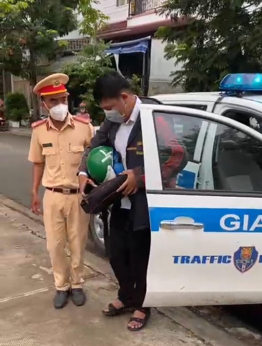 Cán bộ coi thi gặp sự cố giao thông đã được  CSGT đưa đến địa điểm thi đúng giờ.