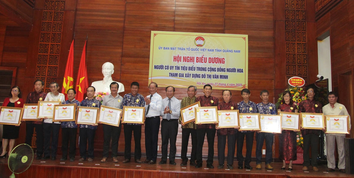 Tặng Bằng khen cho 30 người Hoa có thành tích xuất sắc tham gia xây dựng đô thị văn minh.