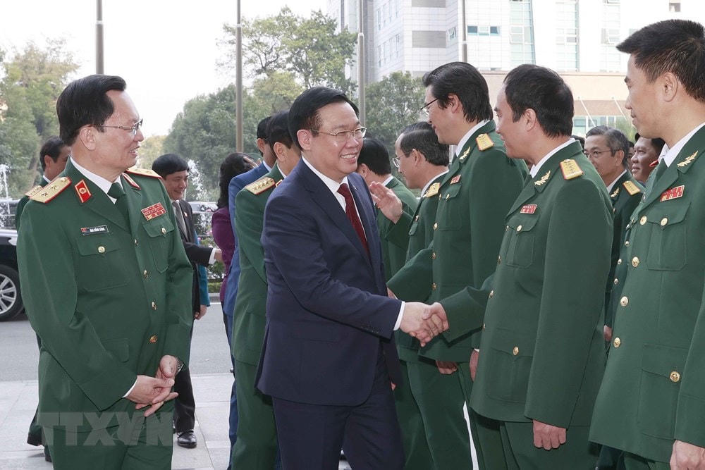 Chủ tịch Quốc hội Vương Đình Huệ với lãnh đạo Bệnh viện Trung ương Quân đội 108. (Ảnh: Doãn Tấn/TTXVN).