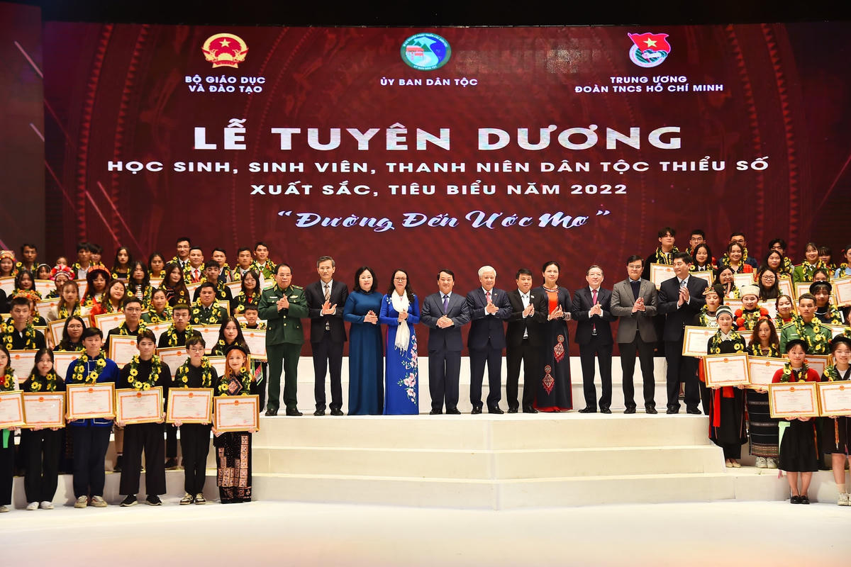 Chủ tịch UBTƯ MTTQ Việt Nam Đỗ Văn Chiến và các đại biểu chụp ảnh lưu niệm cùng các học sinh, sinh viên, thanh niên DTTS xuất sắc, tiêu biểu tại buổi lễ. Ảnh: Viết Chung.