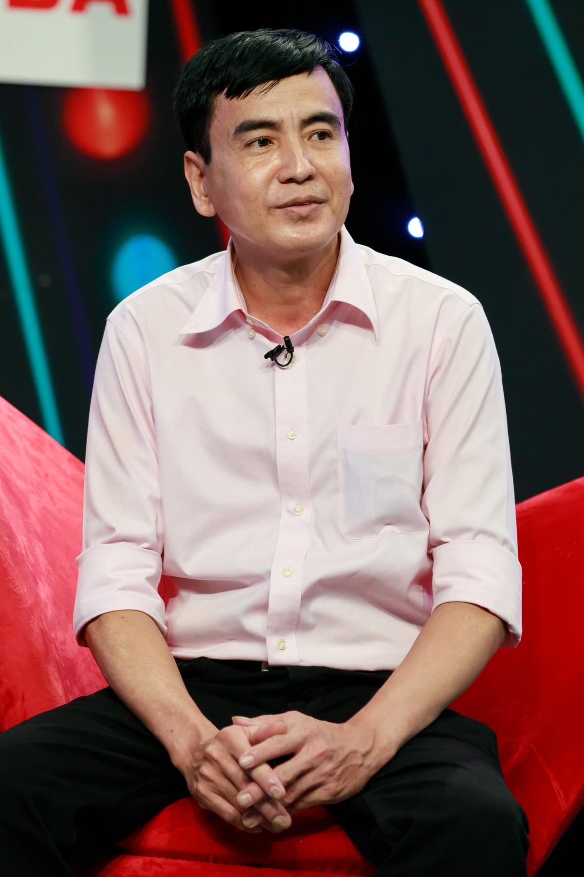 Trên sân khấu “Bạn muốn hẹn hò?” hôm ấy, người đàn ông hiền lành, nhút nhát Đức Nhỏ đã phải lòng nhà gái trong lần chạm mặt đầu tiên.