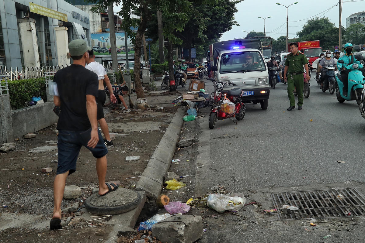 Ngay sau khi lực lượng chức năng có mặt, vỉa hè nơi đây cơ bản đã thông thoáng trở lại.
