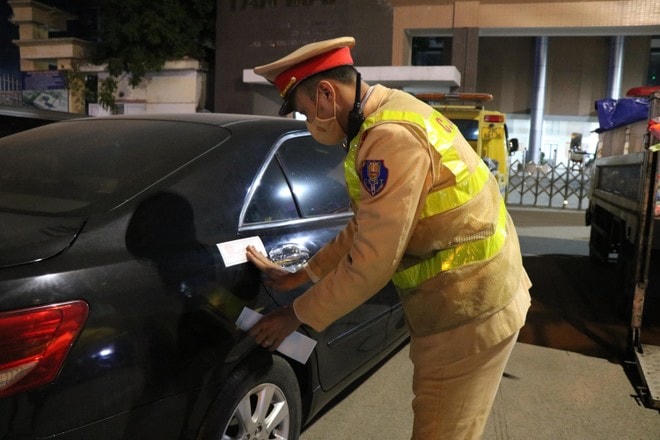 Cảnh sát niêm phong xe.