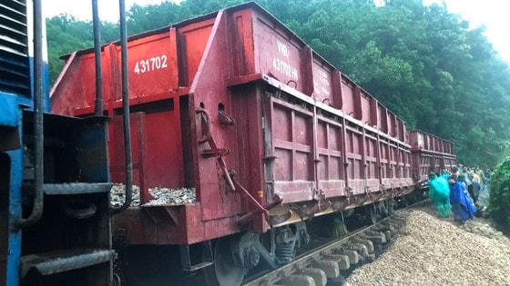 Ngành chức năng cho chạy thử tàu để kiểm tra chất lượng đoạn đường sạt lở.