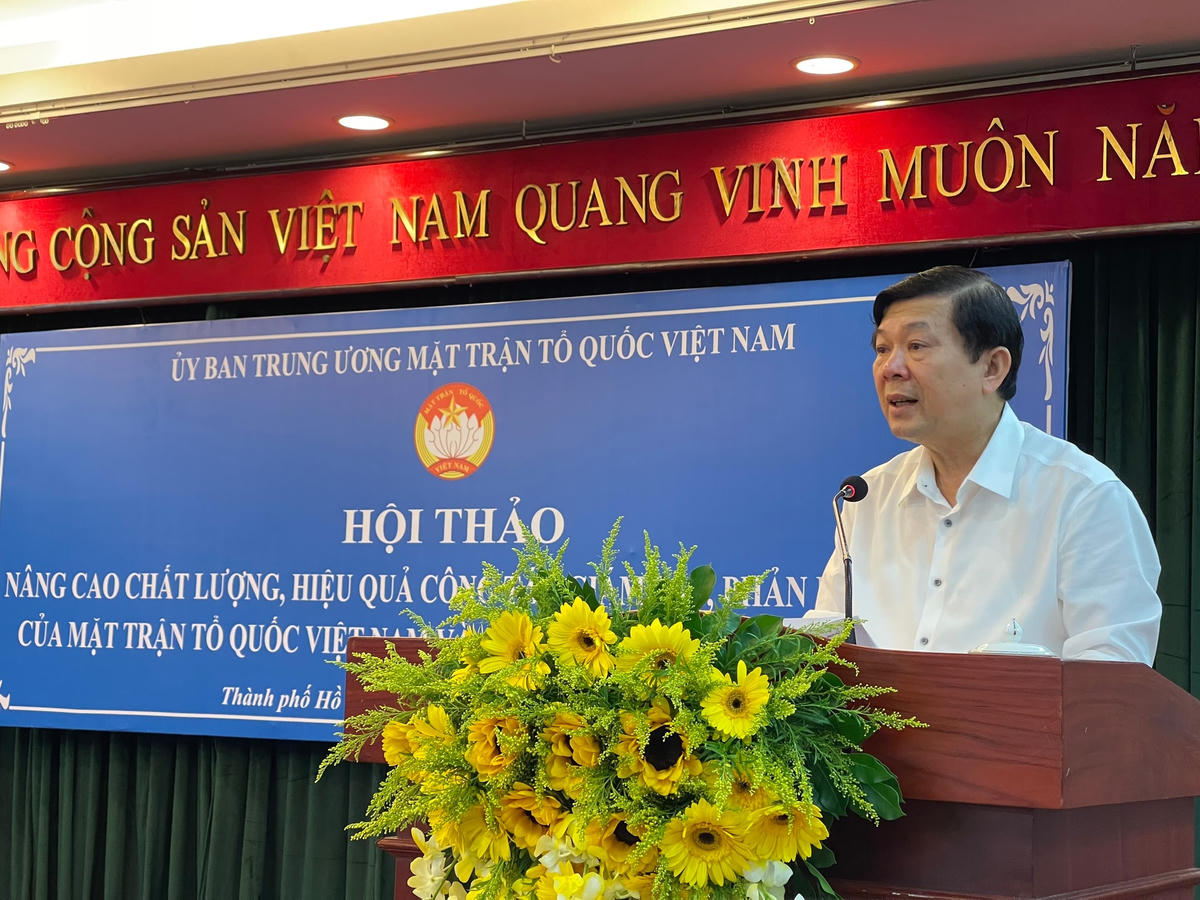 Ông Nguyễn Hữu Dũng, Phó Chủ tịch UBTƯ MTTQ Việt Nam phát biểu đề dẫn tại Hội thảo.