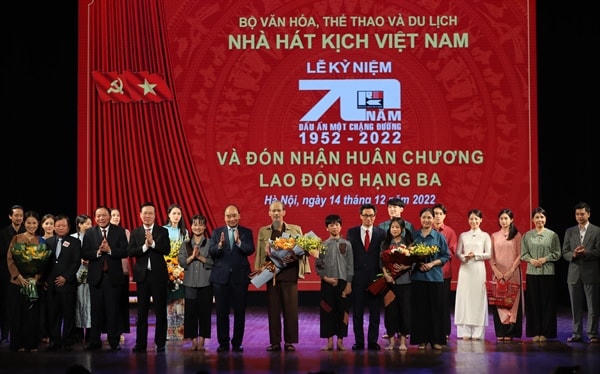 Chủ tịch nước Nguyễn Xuân Phúc cùng các đại biểu  tặng hoa và chúc mừng các nghệ sĩ sau đêm diễn. (ảnh: Nam Nguyễn).