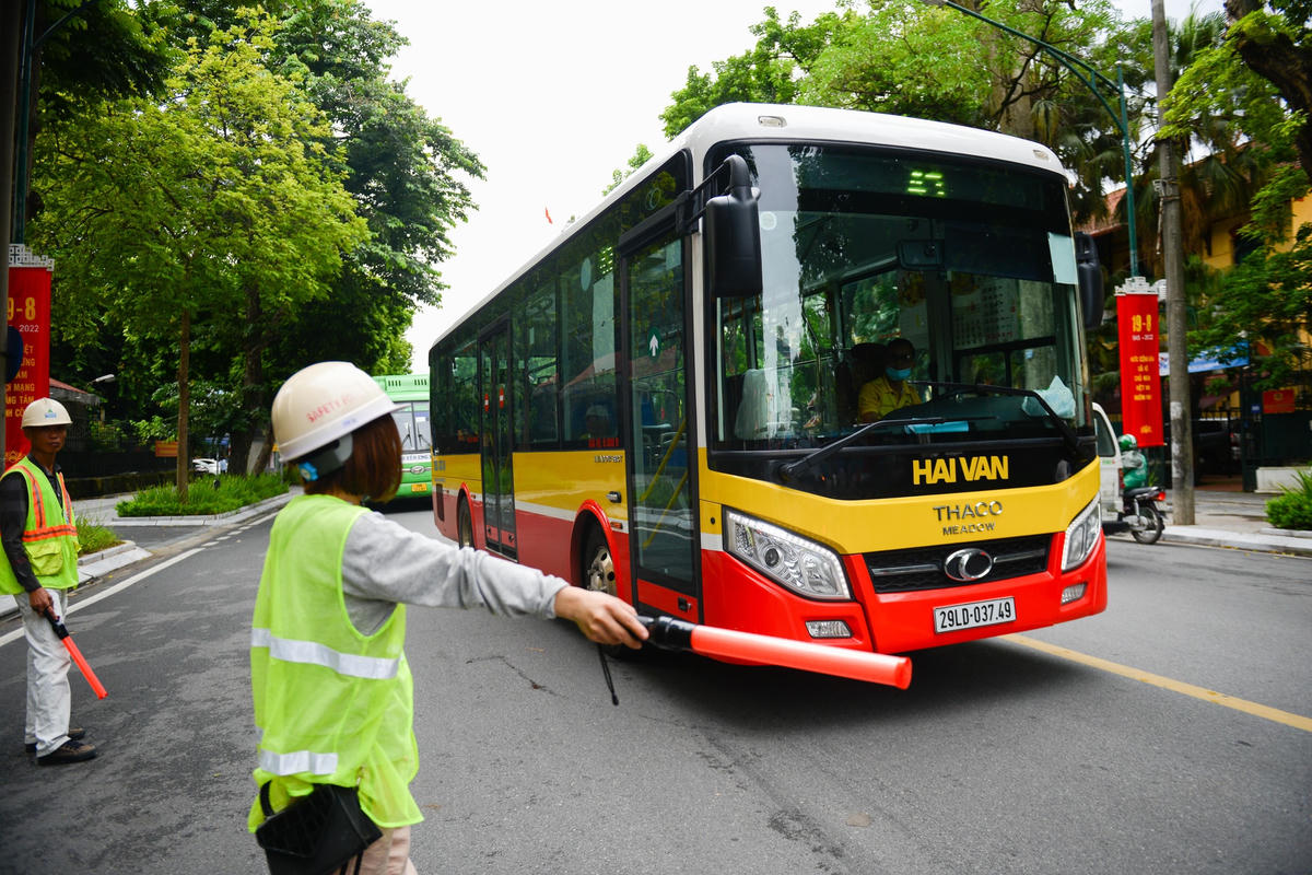 Ngoài các phương tiện cá nhân, các phương tiện công cộng vẫn được ưu tiện đi qua khu vực rào chắn