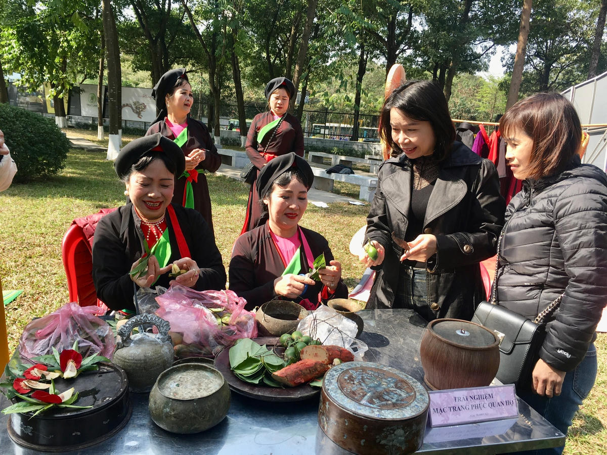 Khách tham quan học têm trầu cánh phượng. 