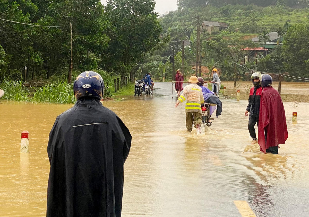 Tại nhiều tuyến đường huyết mạch trên địa bàn ngập sâu trong nước lũ, lực lượng Cảnh sát giao thông nỗ lực phân luồng, điều tiết giao thông, đảm bảo an toàn trong quá trình di chuyển cho các phương tiện qua vùng mưa lũ.