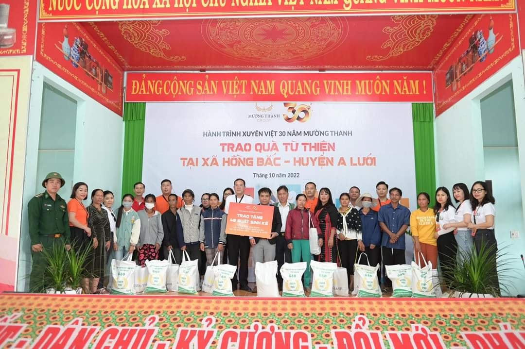 Trao tặng những món quà tới những hoàn cảnh khó khăn trên chặng hành trình mà đoàn đi qua.