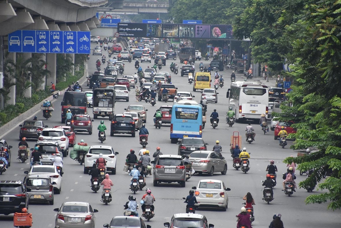 Những phương tiện tham gia giao thông lấn làn, lộn xộn.