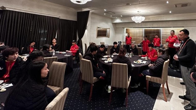 Lãnh đạo VFF động viên ĐT nữ Việt Nam sau vòng bảng World Cup nữ 2023. Ảnh: VFF.