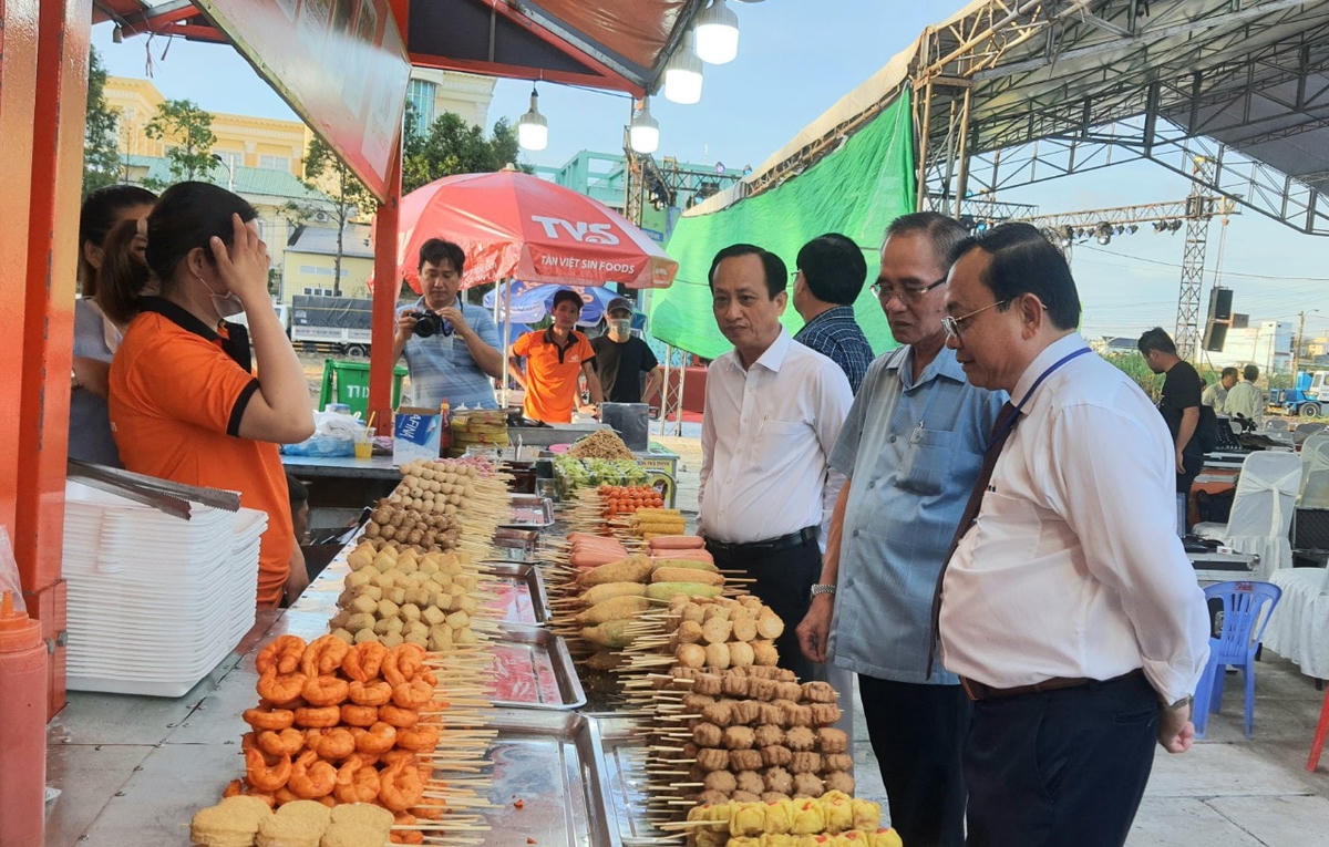 Đại biểu dự khai mạc tham quan các gian hàng tại hội chợ.
