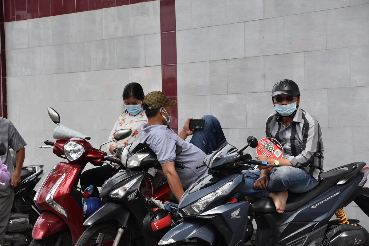 Trong khi anh Huỳnh Văn Phước (Quận 4) lại tỏ ra khá lạc quan: "Việc học tập của con mình không thể quyết định được nên chỉ cố gắng cổ vũ tinh thần cho cháu yên tâm thi tốt nhất có thể, làm hết khả năng của mình thôi".  