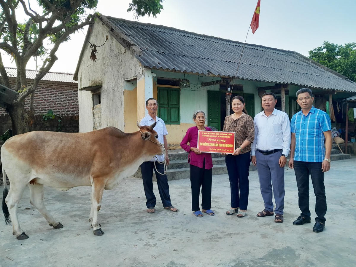 Bà Nguyễn Thị Phương (thứ 3 từ phải sang) trao bò giống sinh sản cho hộ nghèo xã Thanh Chăn.