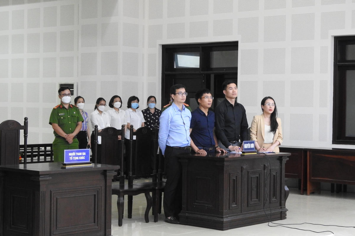 Bị đơn và nguyên đơn nghe Tòa tuyên án. Ảnh Thanh Tùng.
