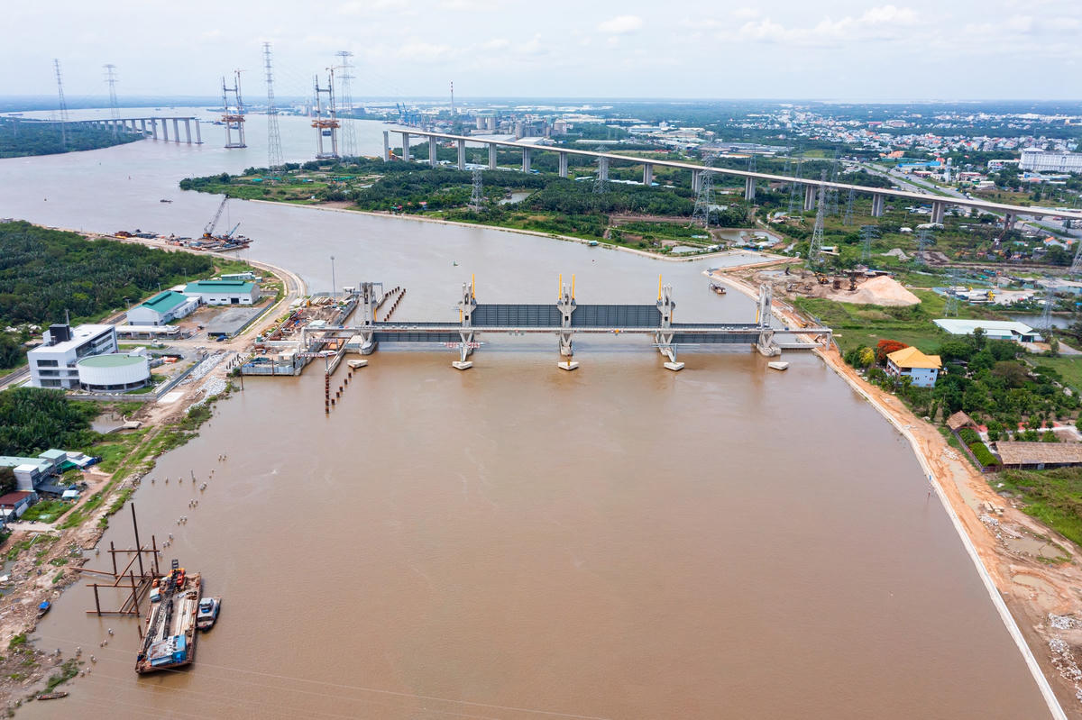 Cống Mương Chuối, hạng mục lớn nhất của dự án. Cống nằm trên sông cùng tên ở huyện Nhà Bè.