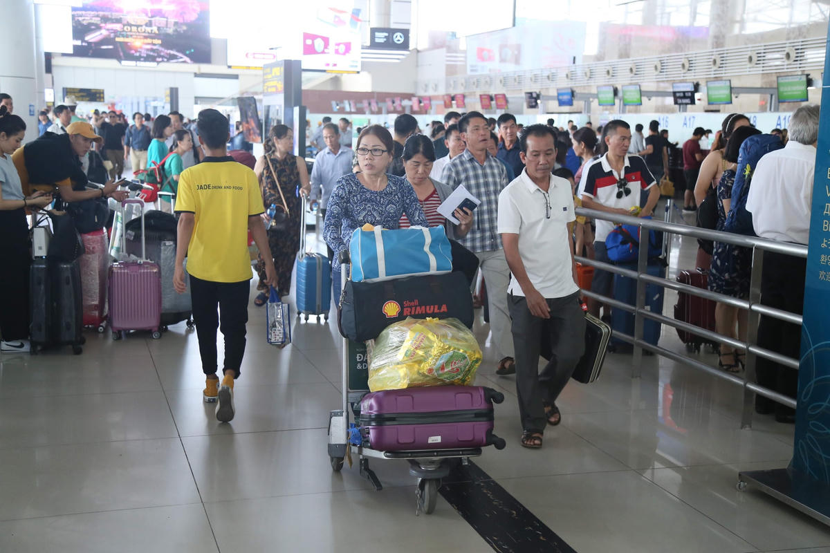 Giá vé máy bay đang tăng khiến nhiều người bị đội chi phí về quê đón Tết.  