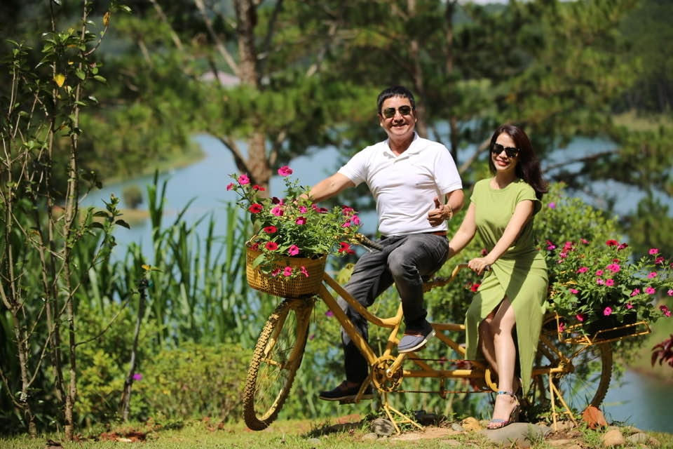 "Nghỉ hưu, tôi thấy thanh thản, thoải mái vì không còn ràng buộc và vướng bận điều gì nữa", nghệ sĩ Chí Trung chia sẻ. Ảnh: FBNV. 