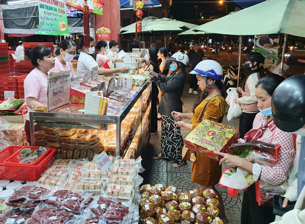 Khách mua bánh trung thu. Ảnh: Phúc Minh.