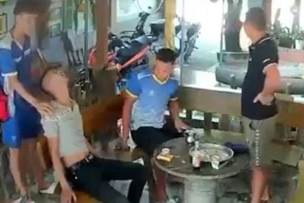 Hiện trường nơi xảy ra mâu thuẫn, anh Trịnh Đức Tư bị đập điếu cày vào người dẫn đến tử vong (Hình ảnh do camera ghi lại).