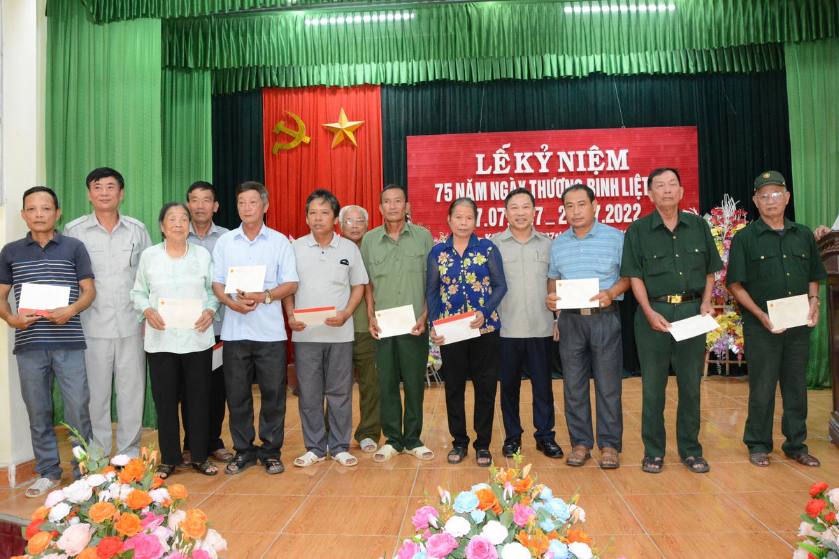 Ông Lưu Bình Nhưỡng tặng quà các gia đình chính sách tiêu biểu ở xã Yên Thọ.