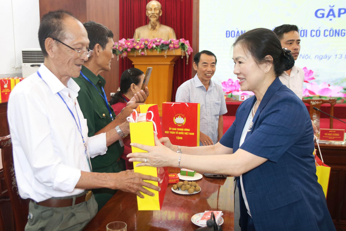 Phó Chủ tịch Trương Thị Ngọc Ánh tặng quà lưu niệm cho Đoàn đại biểu người có công với cách mạng tỉnh Hậu Giang.