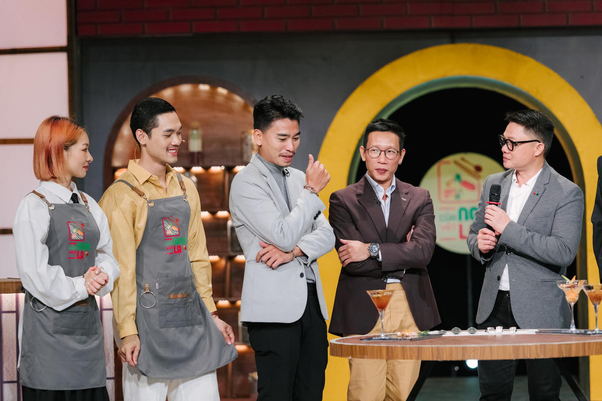 Diễn viên Kim Hải (áo xám, ở giữa) tham gia “Của ngon vật lạ” với vai trò giám khảo khách mời.