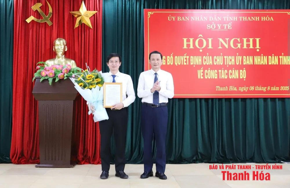Ông Đỗ Minh Tuấn - Chủ tịch UBND tỉnh Thanh Hoá trao quyết định bổ nhiệm giữ chức vụ Giám đốc Sở Y tế Thanh Hóa cho TS.BS Lê Văn Cường.